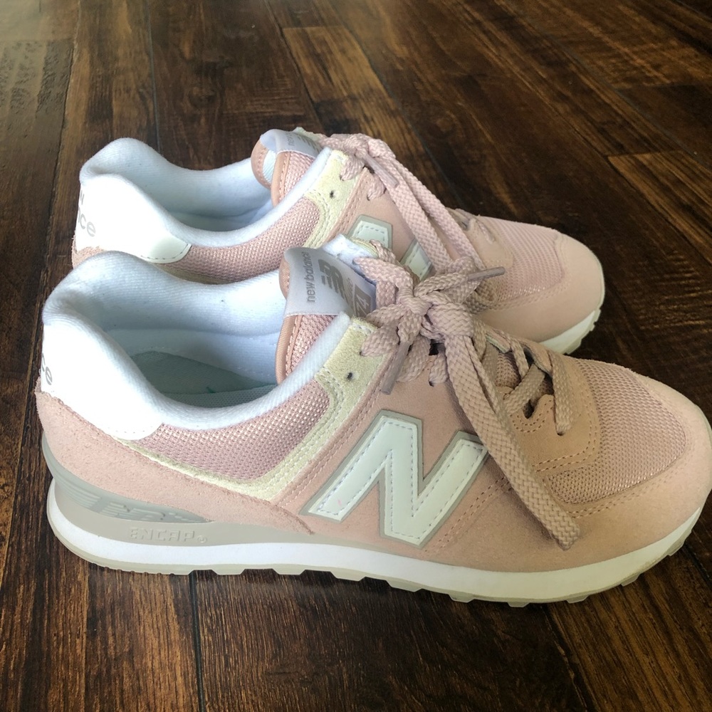 New balance tennis shoes